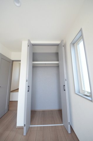 江波西1丁目の収納|各居室に機能的なクローゼットを完備。タンスなどの大型家具を買い足す必要がないため、お部屋の面積を最大限に活かせます。