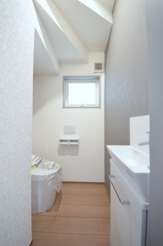 江波西1丁目のトイレ|タンクレスの為、トイレ空間が見違えるほど広々。圧迫感がなくなり、これまで置けなかった観葉植物やインテリアを楽しめます。