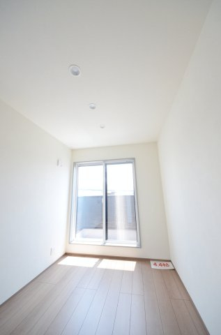 江波西1丁目の洋室|各居室に機能的なクローゼットを完備。タンスなどの大型家具を買い足す必要がないため、お部屋の面積を最大限に活かせます。
