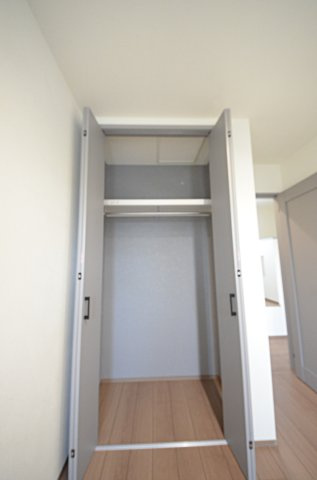 江波西1丁目の収納|各居室に機能的なクローゼットを完備。タンスなどの大型家具を買い足す必要がないため、お部屋の面積を最大限に活かせます。