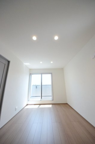 江波西1丁目の洋室|各居室に機能的なクローゼットを完備。タンスなどの大型家具を買い足す必要がないため、お部屋の面積を最大限に活かせます。