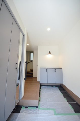江波西1丁目の玄関|玄関にはシューズボックスと土間収納もあり。玄関周りの収納スペースもしっかり確保されています。