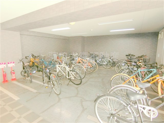 ルーブル蒲田壱番館のその他共用部分|屋根付き無料駐輪場　登録シールを貼って下さい。