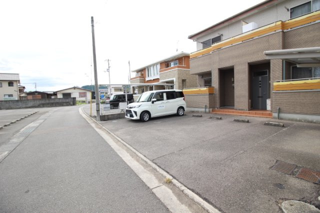 メゾネット坂井の駐車場