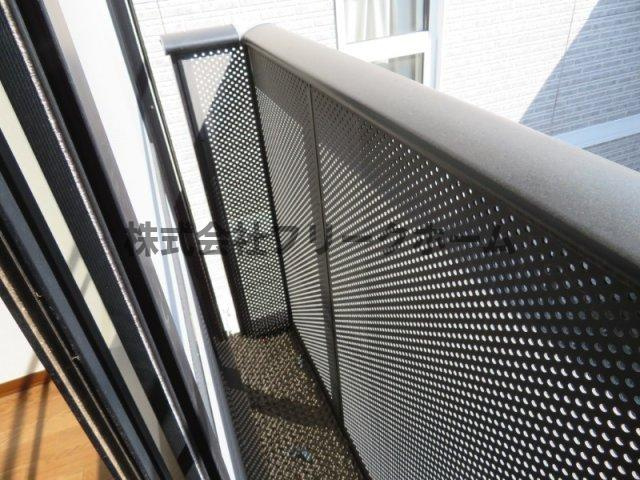 小金井市東町１丁目のアパートのバルコニー