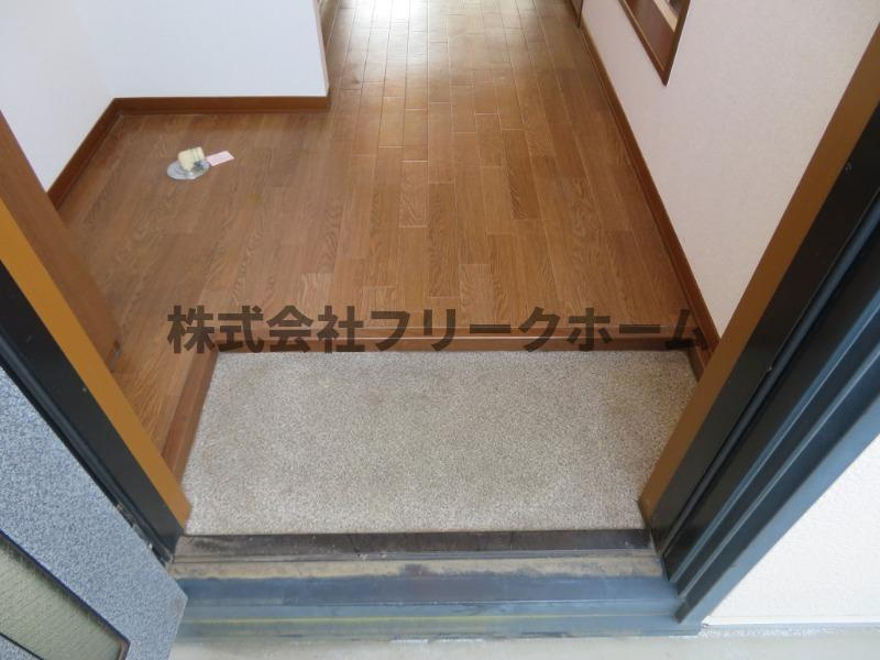 小金井市東町１丁目のアパートの玄関