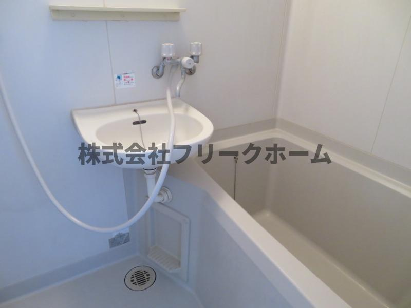 小金井市東町１丁目のアパートの浴室