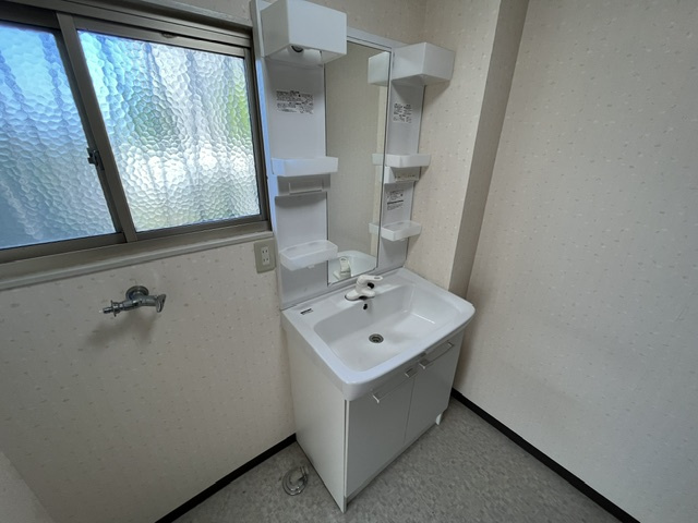不動ヶ丘町貸家の独立洗面台