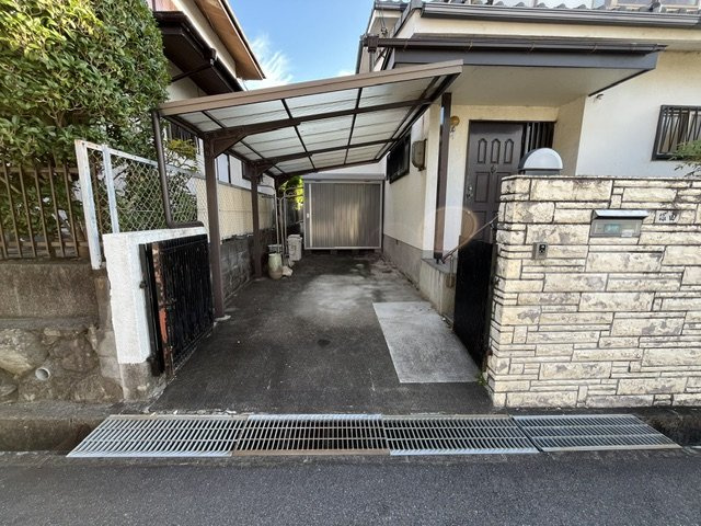 不動ヶ丘町貸家の駐車場