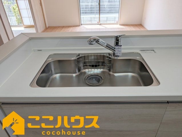 宜野湾市嘉数2丁目　新築戸建て　全8棟　H号棟のキッチン|洗い物のしやすいワイドシンク
