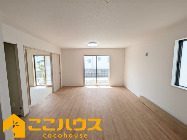 宜野湾市嘉数2丁目　新築戸建て　全8棟　H号棟の居間・リビング|LDK16帖
