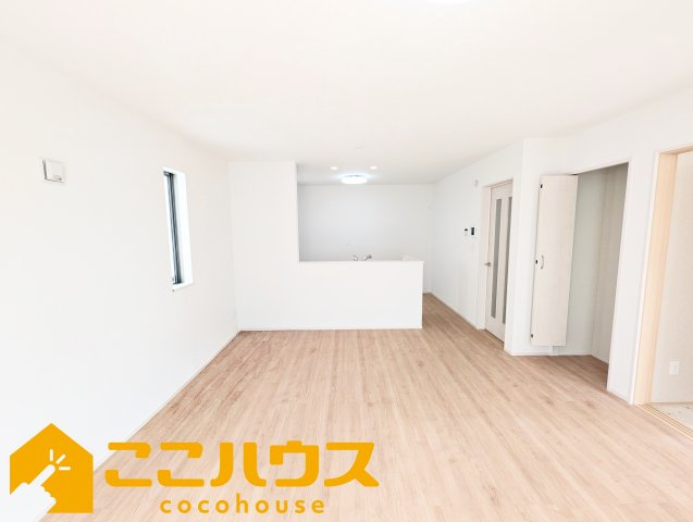 宜野湾市嘉数2丁目　新築戸建て　全8棟　H号棟の居間・リビング|LDK16帖
