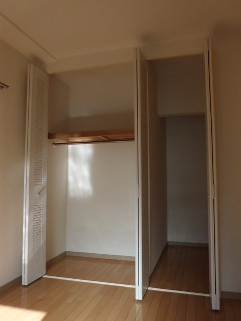 メゾン北寺尾の収納|☆洋室６帖収納☆奥行きもありたっぷり収納できます☆