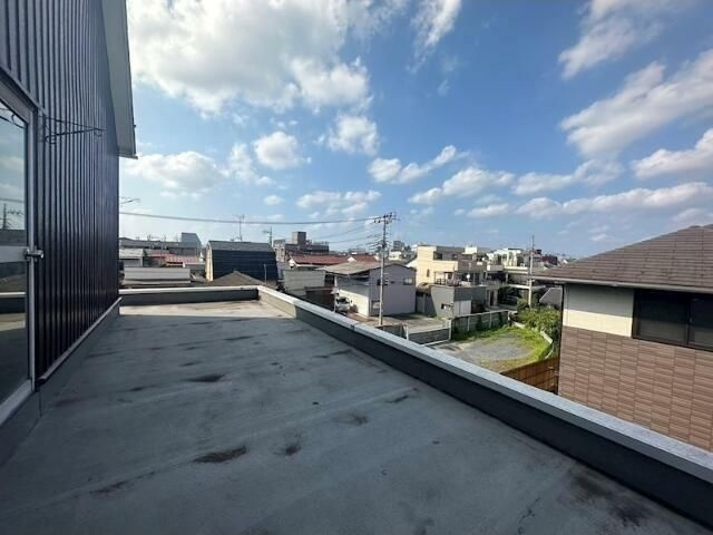 足立区本木倉庫付き戸建のバルコニー
