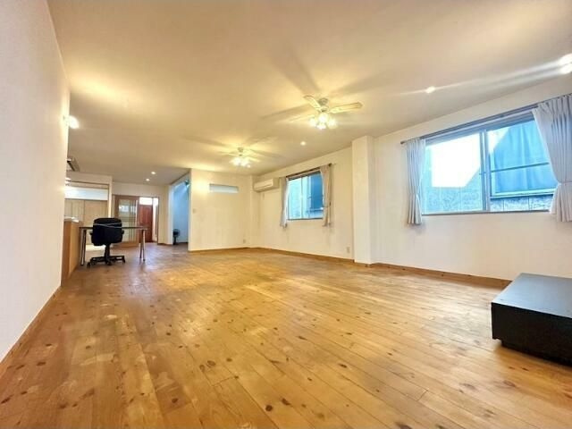 足立区本木倉庫付き戸建の居間・リビング