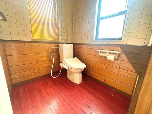 足立区本木倉庫付き戸建のトイレ
