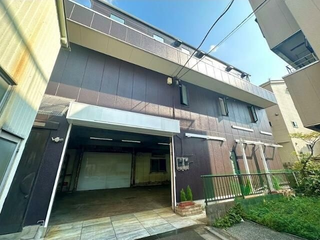 足立区本木倉庫付き戸建の駐車場