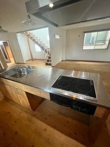 足立区本木倉庫付き戸建のキッチン