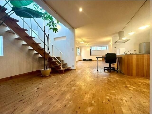 足立区本木倉庫付き戸建の居間・リビング