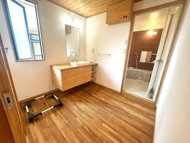 足立区本木倉庫付き戸建の洗面所