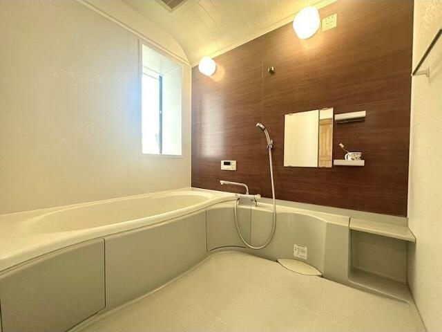 足立区本木倉庫付き戸建の浴室