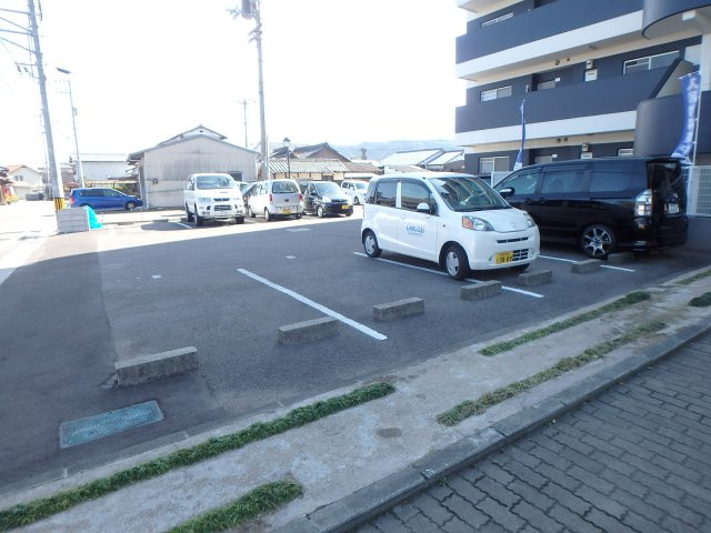 ルネシュ・プランドールの駐車場