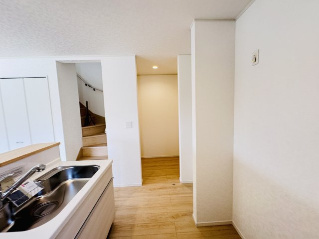 我孫子市寿２丁目新築戸建【我孫子第一小学校：6分】のキッチン|キッチン横・パントリースペース