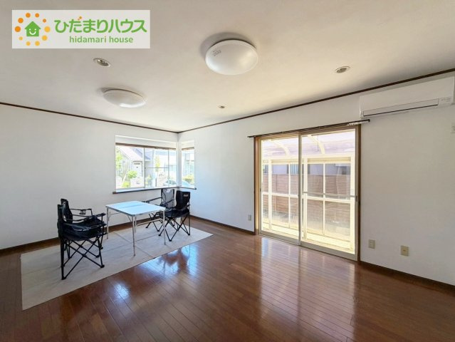 日立市久慈町2丁目　中古戸建の居間・リビング|リビング大きな窓からは、暖かな日の光が降り注ぎます・・・