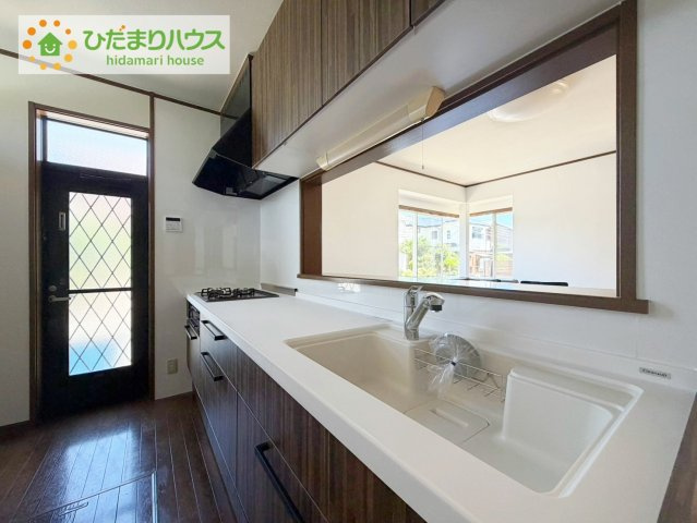 日立市久慈町2丁目　中古戸建のキッチン|リビングを見渡せるキッチンはお子様を見ながらでも料理が出来て安心ですね☆