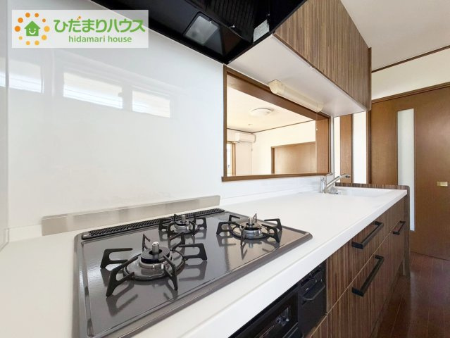 日立市久慈町2丁目　中古戸建のキッチン|3口コンロと収納豊富なキッチンで、ママの毎日のお料理もはかどります☆