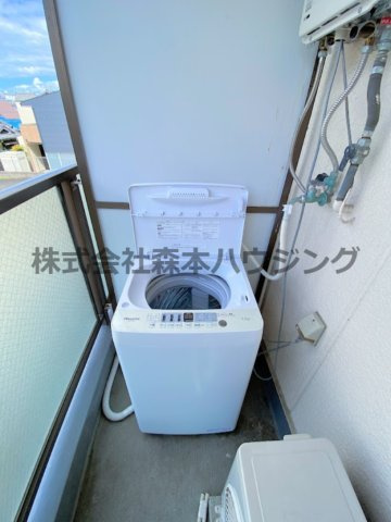 【設備】 | 　忍ヶ丘マンション | 洗濯機置き場です
※希望者に家電（洗濯機）設備サービス！