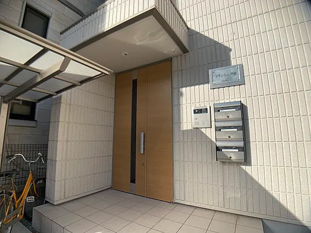 芦屋市大桝町のアパートのエントランス