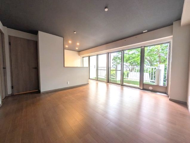 神戸市東灘区岡本６丁目の賃貸マンションの居間・リビング