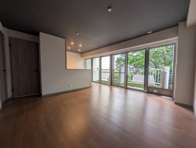 神戸市東灘区岡本６丁目の賃貸マンションの居間・リビング