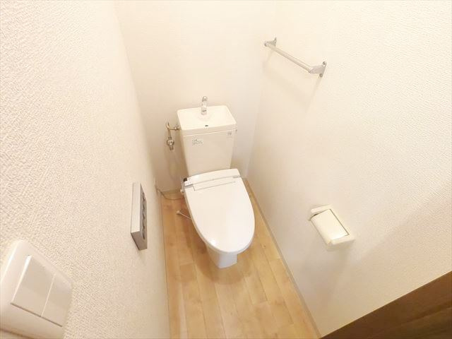 神戸市東灘区北青木２丁目の賃貸マンションのトイレ