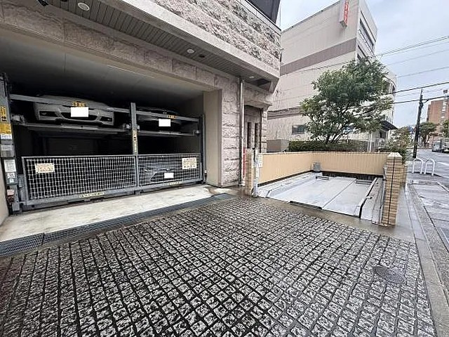 プレサンス神戸駅前グランツの駐車場