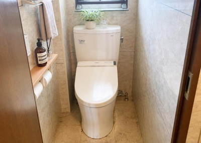 【トイレ】 | ライフプラザ相模原 | バスルームと独立した温もりあるトイレ空間です。2026年8月の壁・床などの内装リフォームにより、さらに衛生的な環境へと整えられます。毎日使う場所だからこそ、清潔で心地よい空間が保たれています。
