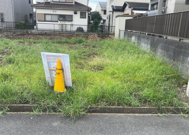 【区画図】 | 区画図は、土地の形状、境界、道路との関係を詳細に示す図面土地の正確な位置、面積、形状を把握し購入や建築計画の判断に不可欠です。区画整理や開発状況も示され、将来的な土地利用のイメージを掴む上でも重要。

