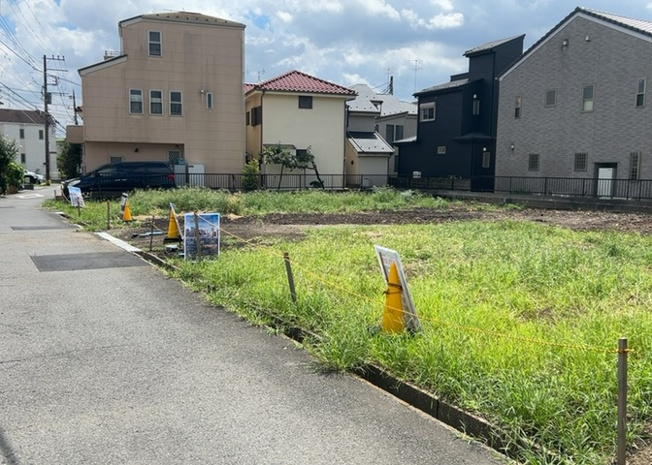 【前面道路含む現地写真】 | 住宅用の土地では前面道路に2m以上接していなければならないと法律で定められています。しかし、お持ちの車のサイズやライフスタイルなどにより、2mでは利便が悪い場合もございますので、事前に確認しましょう。