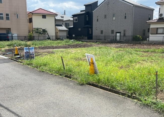 【前面道路含む現地写真】 | お持ちの車種によっては前面道路が広い方が便利でしょう。しかし、前面道路が広ければその分交通量が多くなるため、騒音などが気になる場合があります。実際に現地を見学し、周辺交通量や騒音などを確認しましょう！