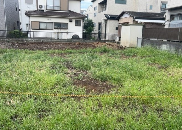 【玄関】 | 玄関は家の顔でもあり、家族以外の目にも止まる場所です。玄関は外との間を仕切る扉、靴などをしまっておく収納スペース、靴脱ぎのたたきスペース、来客とのやり取りをするドアホンなど複数のアイテムからなります。