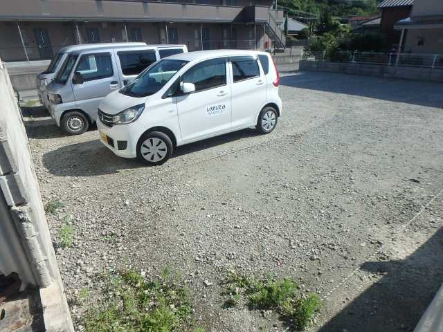 プリンスコートの駐車場