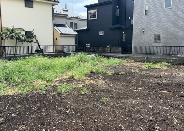 【バルコニー】 | バルコニーは、室外の専用スペースのうち、「屋根がなく開放された空間」であるものを指します。ベランダより広いタイプのものが多く、日当たりもよいため家庭菜園などを楽しみたい人にとって適した環境となります。