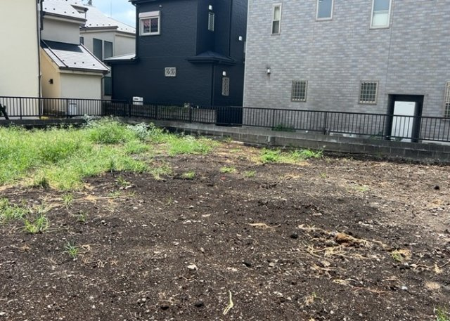 【外観】 | 現地に行くなら、物件の周囲の地形がどうなっているかを見ることも大切です。周辺より低くなっている土地では、大雨などで水が集まりやすいため、地盤が弱くなっているということも考えられるため、注意が必要です。