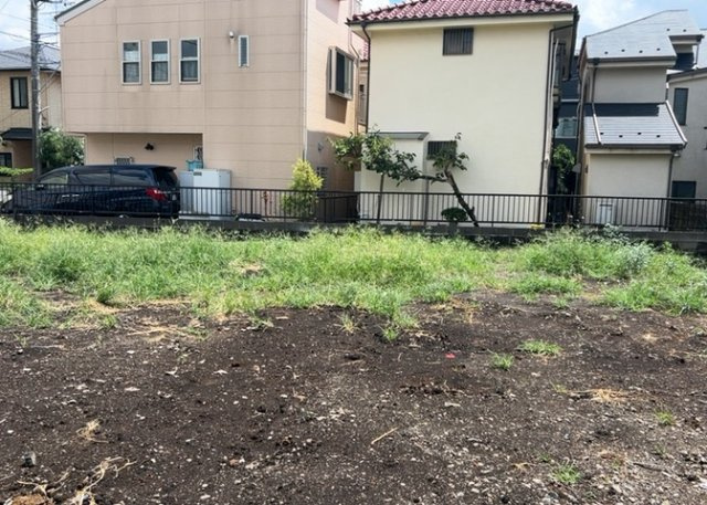 【区画図】 | 区画図は、土地の形状、境界、道路との関係を詳細に示す図面土地の正確な位置、面積、形状を把握し購入や建築計画の判断に不可欠です。区画整理や開発状況も示され、将来的な土地利用のイメージを掴む上でも重要。
