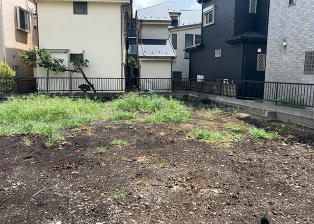 【庭】 | 庭のある家に住むことのメリットとして、子どもたちの遊び場を確保できること、ガーデニングや家庭菜園を楽しめること、明るさを確保できることがあります。また、配置を工夫することでプライバシーが確保できます。