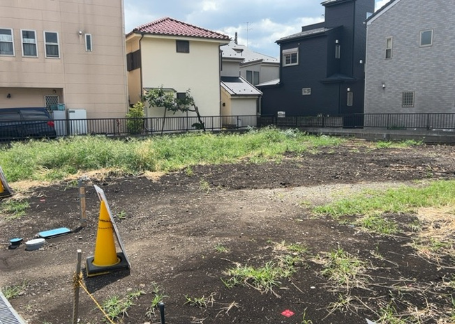 【前面道路含む現地写真】 | 住宅用の土地では前面道路に2m以上接していなければならないと法律で定められています。しかし、お持ちの車のサイズやライフスタイルなどにより、2mでは利便が悪い場合もございますので、事前に確認しましょう。