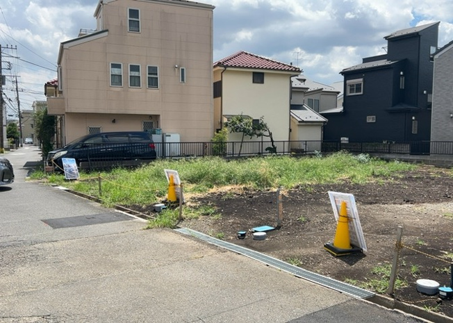 【前面道路含む現地写真】 | お持ちの車種によっては前面道路が広い方が便利でしょう。しかし、前面道路が広ければその分交通量が多くなるため、騒音などが気になる場合があります。実際に現地を見学し、周辺交通量や騒音などを確認しましょう！