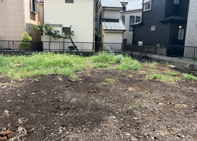 【庭】 | 庭があることでガーデニングや家庭菜園はもちろん、こどもの遊び場やペットを放して遊ぶことができます。また、家の周囲に余裕があるということです。隣地との間があれば、十分な日当たりと、風通しが確保できます。