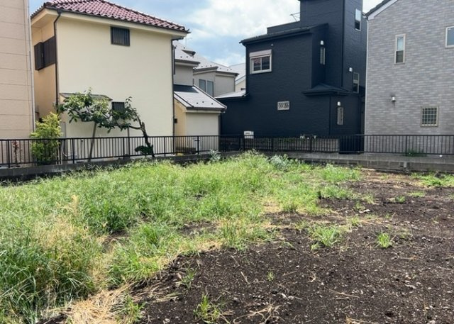 【玄関】 | 玄関は家の顔でもあり、家族以外の目にも止まる場所です。玄関は外との間を仕切る扉、靴などをしまっておく収納スペース、靴脱ぎのたたきスペース、来客とのやり取りをするドアホンなど複数のアイテムからなります。